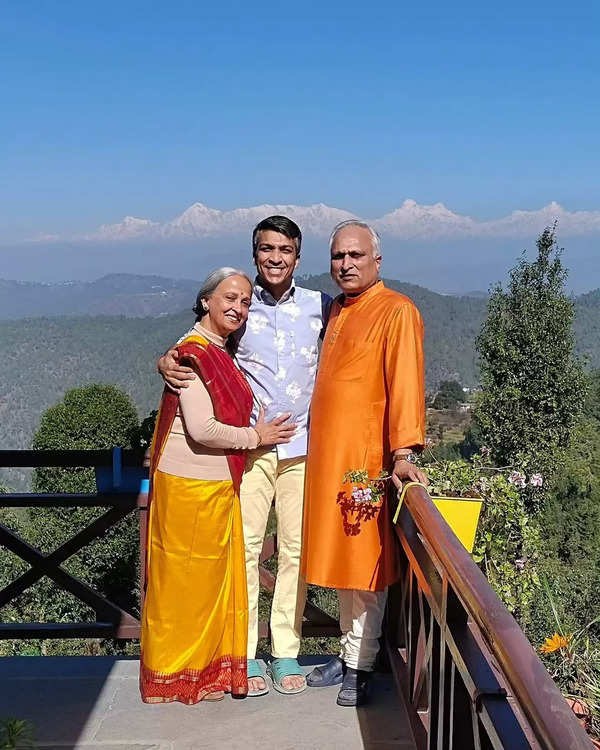 Arjun with his parents (Photo: Arjun Vajpai)