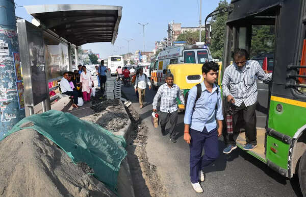 Civic mess threatens commuters at busy bus stop in south Delhi | Delhi ...