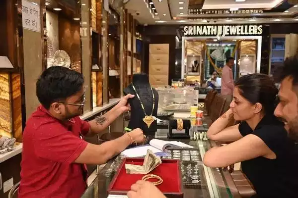 Lightweight jewellery in demand this Dhanteras