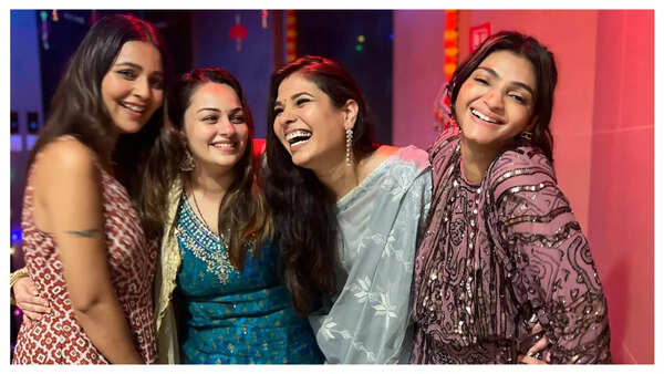 Jyothsna with Mansi, Nehalaxmi and Kannan Sharma