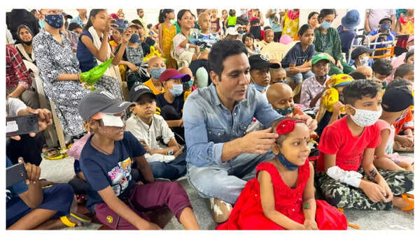 Salim Diwan celebrates Diwali Eve with underprivileged children