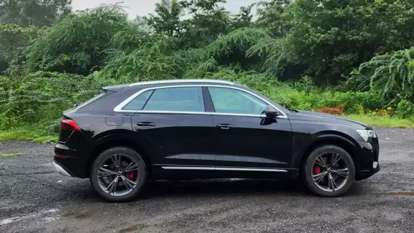 Audi Q8 Facelift - Dynamic side profile.