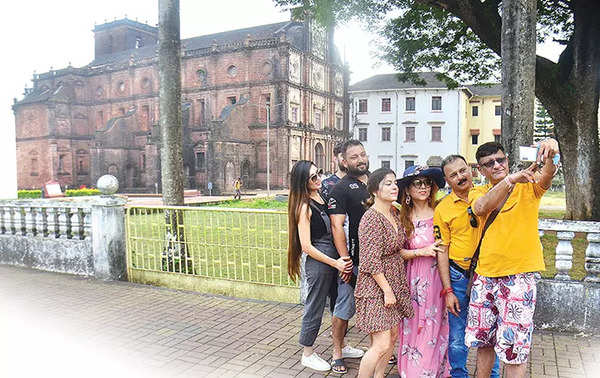 COVID19_TOURISTS_SELFIE_OLD_GOA_MONUMENTS_CLOSED_11_2020_1