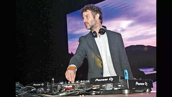 Sebastian Barnet took over the console to keep the guests grooving