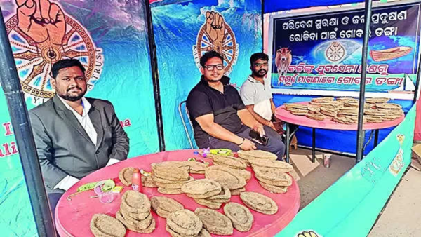 Members of Kalinga Yuva Sena selling boats