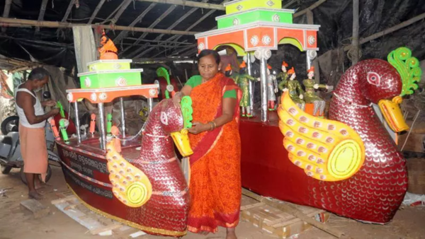 Artisans busy making boats for Kartik Purnima