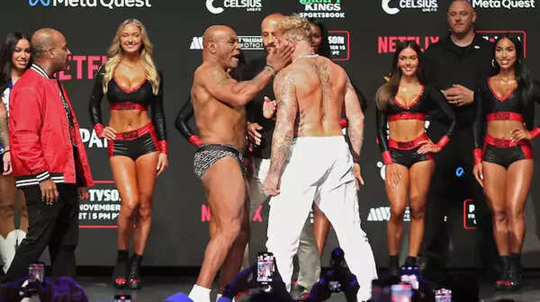 Mike Tyson slaps Jake Paul