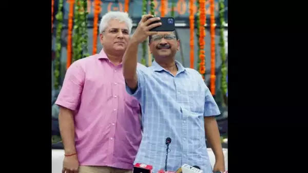 Arvind Kejriwal takes a selfie with transport minister Kailash Gahlot