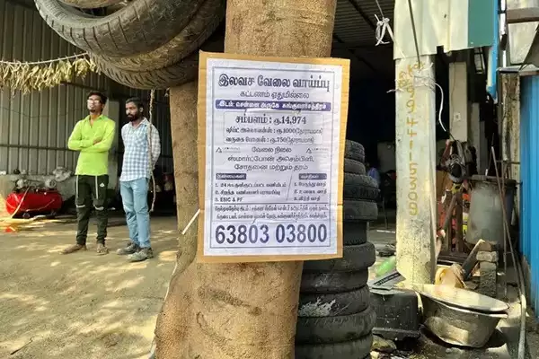 Ein Plakat in tamilischer Sprache wirbt am 28. Oktober 2024 vor einem Geschäft in Sriperumbudur in der Nähe von Chennai für die Montage von Smartphones. (Reuters)