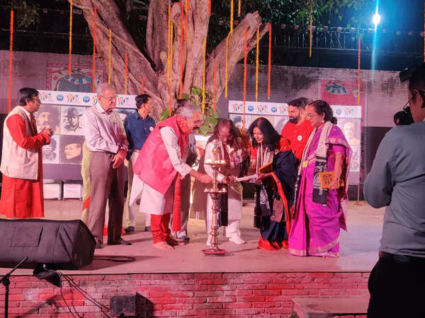 शोवना नारायण और पं. राजेंद्र प्रसन्ना ने दीप प्रज्ज्वलित किया