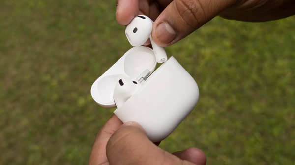 Pop sử dụng AirPod