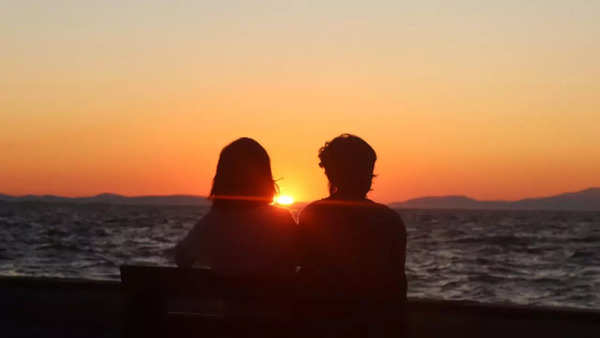 coupleenjoyingsunset