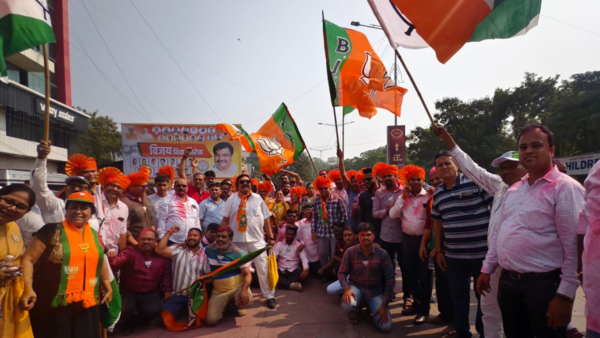 BJP supporters celebrating in Dombivli