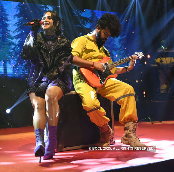 Nikhita Gandhi with guitarist John Paul