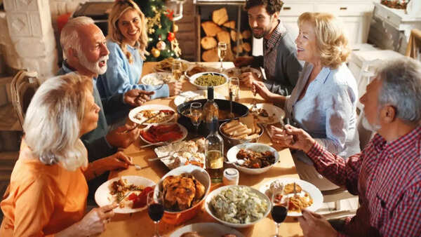 familyhavingdinner