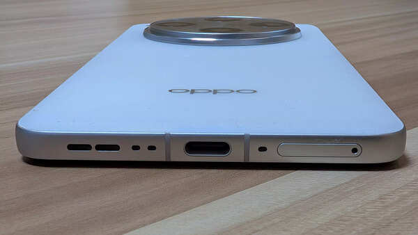 Oppo Find X8 Pro USB-C port