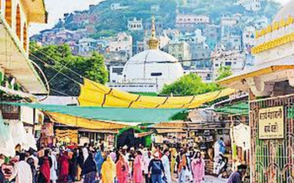 अजमेर में दरगाह पर श्रद्धालु