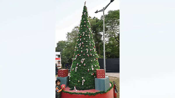 Nativity sets in wool, tree decoration ornaments and baubles, stars, bells, unicorns, angels, and crocheted toys for kids – the market had it all