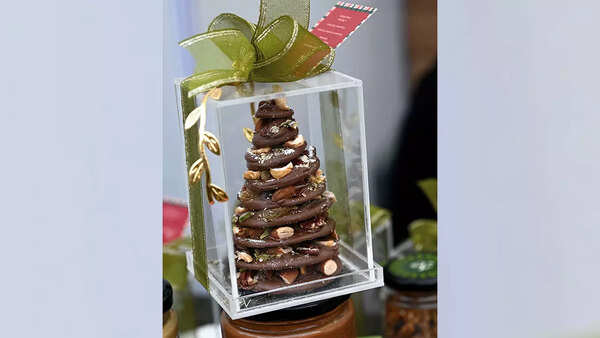 From Christmas trees made of chocolates and wool to typical festival decoration items, like snowmen, pine cones, wreaths, Christmas stockings, and more, were on sale at the market