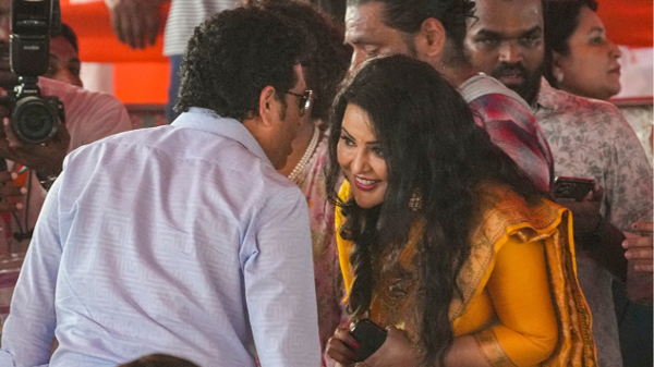 Sachin Tendulkar greets BJP leader Devendra Fadnavis’ wife Amruta Fadnavis
