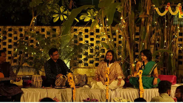 Aanchal Shrivastava (L) and Divya Batra's Mehfil-e-Ishq (Pic: @mehfil.e_ishq)