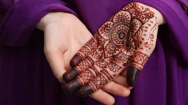 dark mehendi design