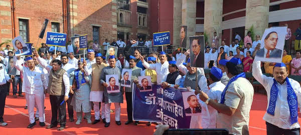 MVA leaders protest at Maharashtra Vidhan Bhavan