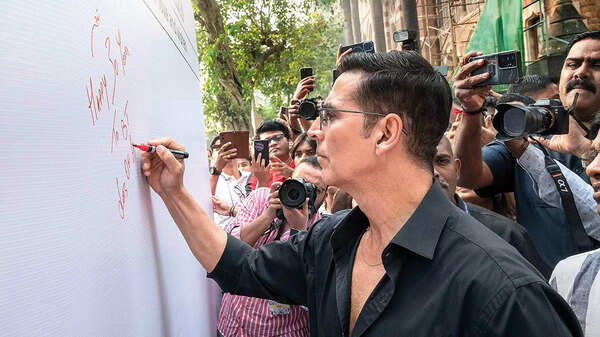 Pb_Akshay Kumar for Bombay Times unveil of 30Feet Poster-52