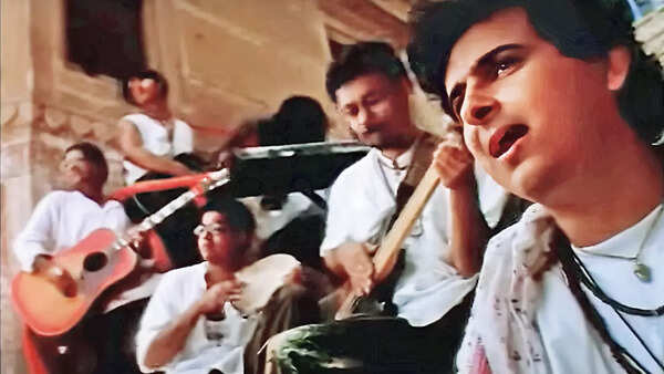 TALKING ABOUT DHOOM (1998), Palash shares that he wanted to create something with folk and rock. “This song was dedicated to a bandmate, uski zindagi mein ek ladki aayi thi and woh usse age mein chhoti thi and there were other complications. I asked him one day, ‘Kya hoga?’. He said only God knows and that was where the line ‘aage jaane Ram kya hoga’ came from. They broke up after the song, but I got the song!