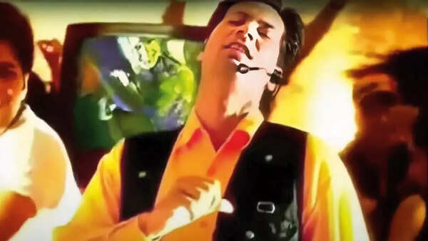 TALKING ABOUT DIL LE GAYEE, Jassi says, “Mujhe pata tha woh gaana 30 saal tak chalega. Jab yeh gaana bajta tha tab jo gaane iske paas hote thay woh bhi nahi tik pa rahe thay toh samajh aa raha tha yeh gaana door tak jayega. Aaj bhi modern ganon ke beech mein yeh gaana bajta hai toh log nachne lagte hain”
