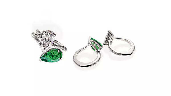 Toi et moi, meaning ‘you and me’, is a band with two stones placed next to each other.