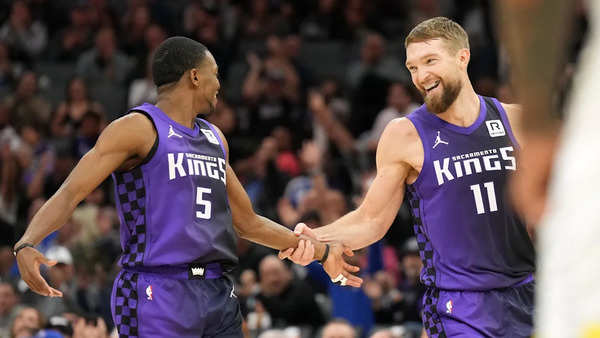 Sacramento Kings forward Domantas Sabonis (11) and guard De'Aaron Fox (5)