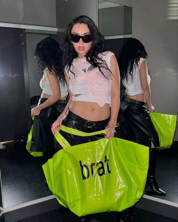 Photo: @charlie_xcx BOX 2 Gaki