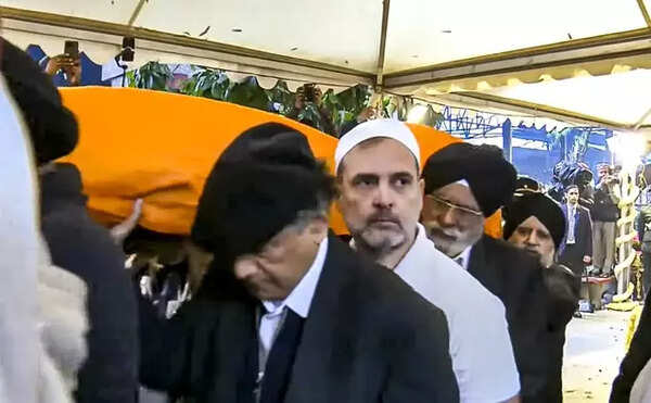 Congress leader Rahul Gandhi carries mortal remains of former prime minister Manmohan Singh during the latter's last rites, in New Delhi. (PTI Photo)