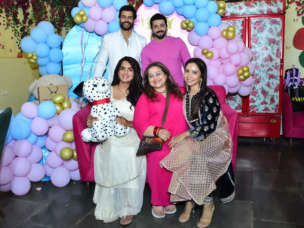 Shivendraa and Ruhi with their friends Dheeraj Dhoopar, Supriya Shukla, and Vinny Arora Dhoopar