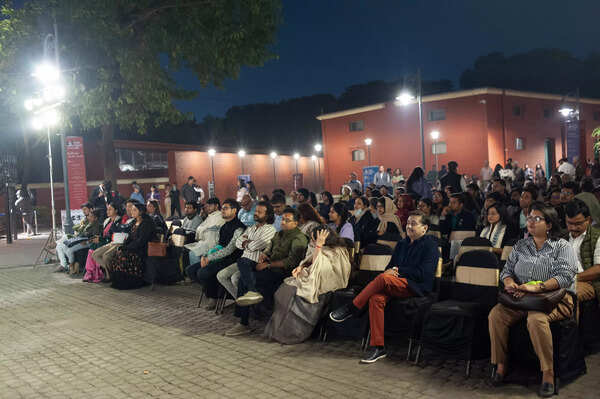 Crowd 2 (1)