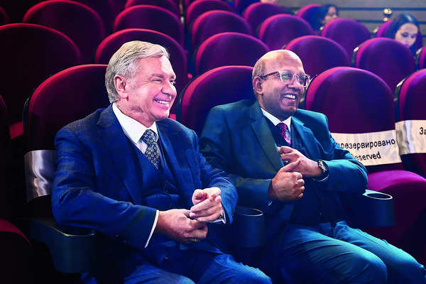 Sergey Cheremin, Head of the Department for Foreign Economic Activity and International Relations, and Indian Ambassador to Russia Vinay Kumar at the festival inauguration in Moscow