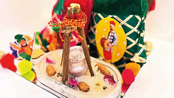 Add a jute or a fabric with phulkari motifs as the base of Lohri favour (pic: @adorn_by_tina_)