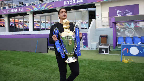 Shoaib Akhtar with ILT20 trophy (Creimas Photo)