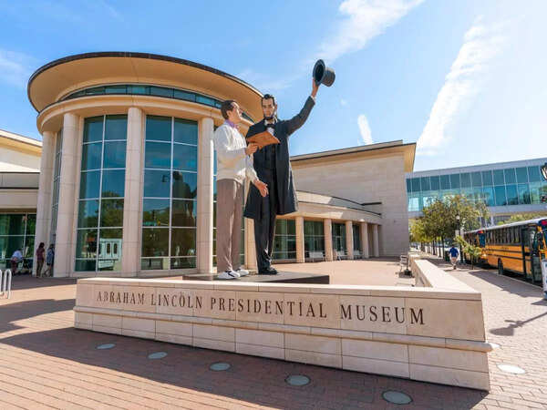 abraham-lincoln-presidential-museum-exterior-blue-skies-and-statue(1)