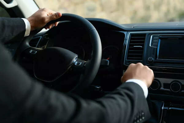 VIRAL: Woman 'spits' and 'abuses' at the 'calm' cab driver for being ...