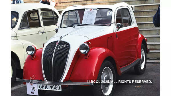 A red & white Fiat Topolino