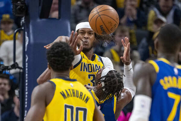 Pacers in a game with the Warriors