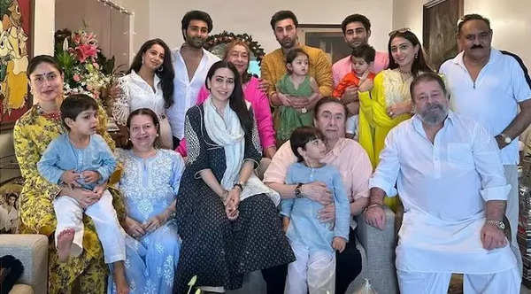 karisma-kapoor-shaes-family-picture-153800187-16x9_0