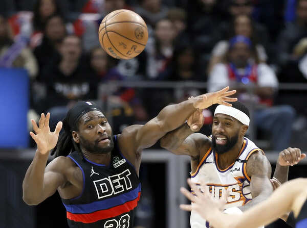 Kevin Durant and Devin Booker power the Suns to a 125-121 win over the Pistons