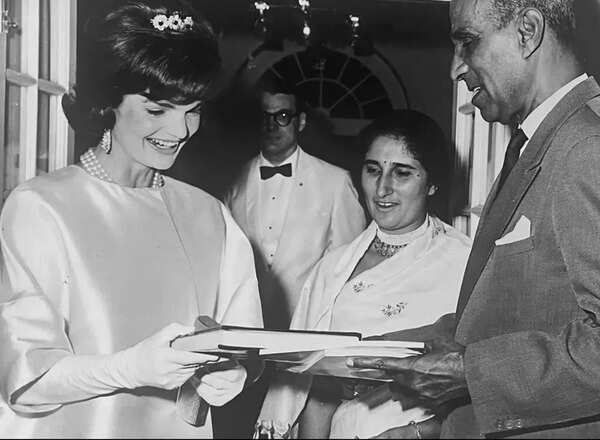 1962 में नई दिल्ली में बिमला बिसेल के साथ जैकलीन कैनेडी। यह सुश्री बिसेल का काम था कि वे भारत की पहली महिला की नौ दिवसीय यात्रा का आयोजन करें।