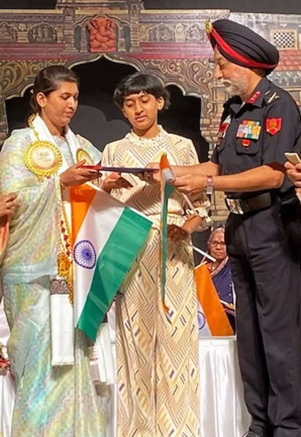 On India's 76th Republic Day, the Shanmukhananda Sabha and the Indian Army honored 37 widows of soldiers from Maharashtra