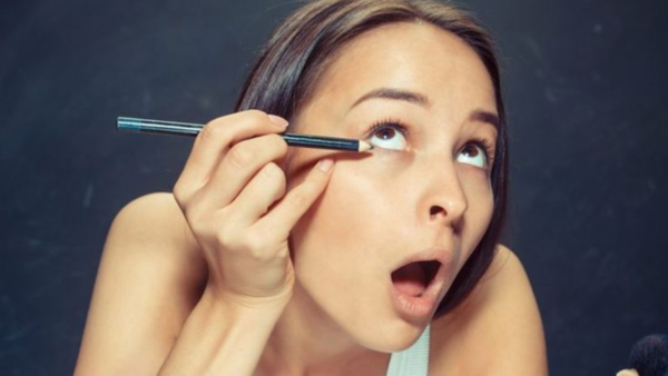 Model applying kajal