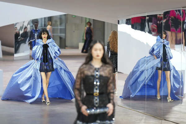 PHOTO COLLECTION: Paris Fashion Week - Womenswear