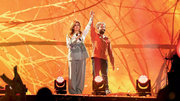Arijit also performed a surprise act with Jonita Gandhi